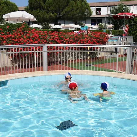 Isa-holiday Homes With Common Swimming-pool In From 400 To 900 Meters From The Sea Marina Di Bibbona