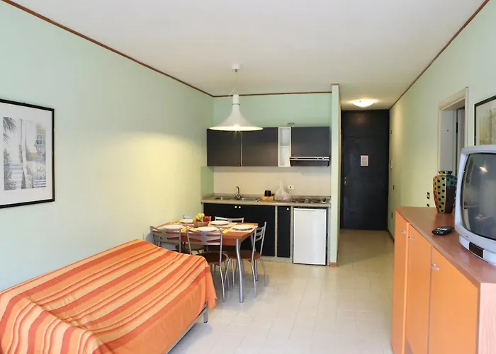 Isa-holiday Homes With Common Swimming-pool From 400 To 900 Meters From The Sea Marina Di Bibbona