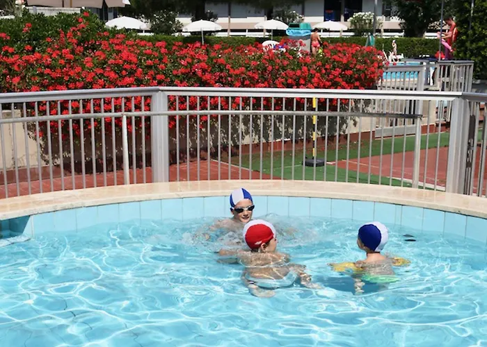 Isa-holiday Homes With Common Swimming-pool From 400 To 900 Meters From The Sea Marina Di Bibbona